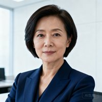 一位四十岁左右女性企业高管的职业头像，短发干练，身着深蓝色西装外套，背景为简约的白色办公室墙面。