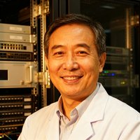 一位五十岁左右男性医院信息科主任的头像，穿着白大褂，面带微笑，背景为医院服务器机房内的设备机柜。